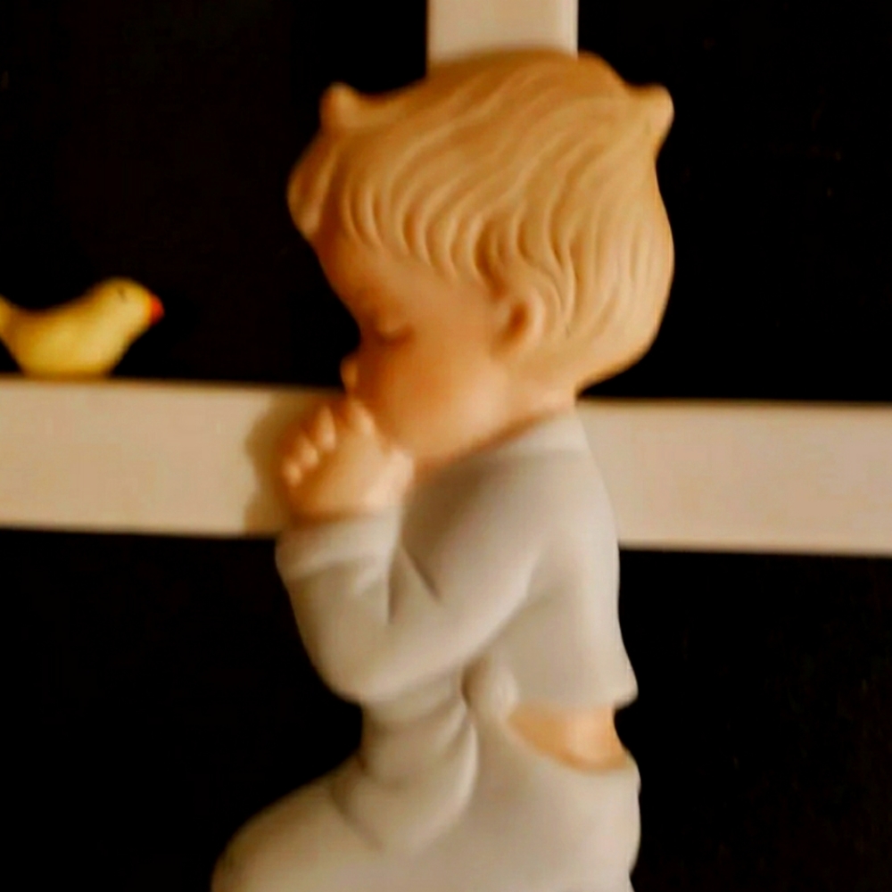 1985 Geo Z Lefton 05071 Praying Boy with Bird on Cross